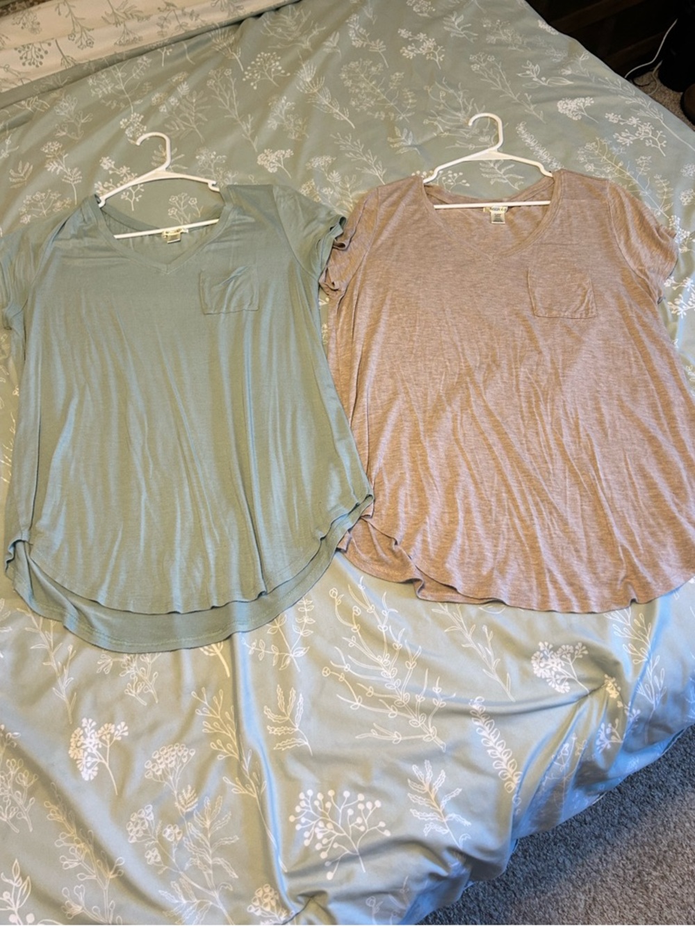 Everyday V-Neck Pocket Tee - Light Green & Light Mocha